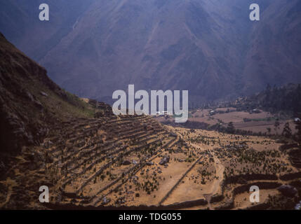 Panorama sul fiume Urubamba valley come si vede dall'Inca Trail Foto Stock