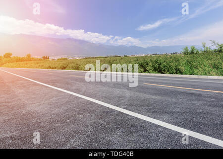 Autostrada sotto il cielo blu e nuvole bianche, auto sfondo materiale stradale Foto Stock