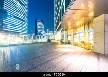 Pavimento vuoto con moderni edifici per uffici nel centro di Tokyo a Foto Stock