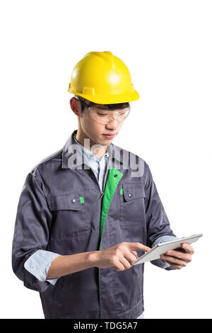 Posa e gesto di giovani asiatici tecnico su sfondo bianco Foto Stock