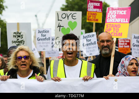 Gli attivisti gridare slogan durante la giustizia per Grenfell solidarietà rally contro la mancanza di azione da parte del governo a seguito della torre Grenfell fire, in rientro famiglie colpite, ritardi nell'inchiesta pubblica, blocchi a torre ancora coperto nel rivestimento infiammabili, la contaminazione del suolo e delle prestazioni del Royal Borough di Kensington e Chelsea. Il 14 giugno 2017, appena prima di 1:00 un incendio scoppiato nella cucina del quarto piano a 24 piani torre residenziale blocco nel Nord di Kensington, a ovest di Londra, che è costato la vita a 72 persone. Più di 70 altri sono stati feriti e 223 peopl Foto Stock