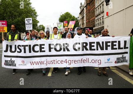 Gli attivisti di tenere un banner e cartelloni durante la giustizia per Grenfell solidarietà rally contro la mancanza di azione da parte del governo a seguito della torre Grenfell fire, in rientro famiglie colpite, ritardi nell'inchiesta pubblica, blocchi a torre ancora coperto nel rivestimento infiammabili, la contaminazione del suolo e delle prestazioni del Royal Borough di Kensington e Chelsea. Il 14 giugno 2017, appena prima di 1:00 un incendio scoppiato nella cucina del quarto piano a 24 piani torre residenziale blocco nel Nord di Kensington, a ovest di Londra, che è costato la vita a 72 persone. Più di 70 altri sono stati feriti Foto Stock