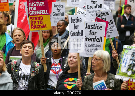 Gli attivisti tenere cartelli come essi prendono parte durante la giustizia per Grenfell solidarietà rally contro la mancanza di azione da parte del governo a seguito della torre Grenfell fire, in rientro famiglie colpite, ritardi nell'inchiesta pubblica, blocchi a torre ancora coperto nel rivestimento infiammabili, la contaminazione del suolo e delle prestazioni del Royal Borough di Kensington e Chelsea. Il 14 giugno 2017, appena prima di 1:00 un incendio scoppiato nella cucina del quarto piano a 24 piani torre residenziale blocco nel Nord di Kensington, a ovest di Londra, che è costato la vita a 72 persone. Più di 70 altri erano inj Foto Stock