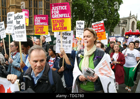 Gli attivisti tenere cartelloni durante la giustizia per Grenfell solidarietà rally contro la mancanza di azione da parte del governo a seguito della torre Grenfell fire, in rientro famiglie colpite, ritardi nell'inchiesta pubblica, blocchi a torre ancora coperto nel rivestimento infiammabili, la contaminazione del suolo e delle prestazioni del Royal Borough di Kensington e Chelsea. Il 14 giugno 2017, appena prima di 1:00 un incendio scoppiato nella cucina del quarto piano a 24 piani torre residenziale blocco nel Nord di Kensington, a ovest di Londra, che è costato la vita a 72 persone. Più di 70 altri sono stati feriti e 223 peopl Foto Stock