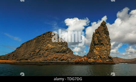 Il punto di vista del pinnacolo di roccia da un zodiac a isla bartolome nelle isole Galapagos, Ecuador Foto Stock