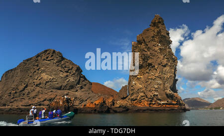 Il punto di vista del pinnacolo di roccia e un gommone zodiac con i turisti a isla bartolome nelle Galapagos Foto Stock