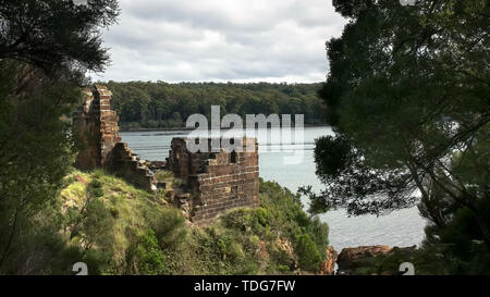Rovine della famigerata isola sarah insediamento penale nel porto di Macquarie, Tasmania Foto Stock