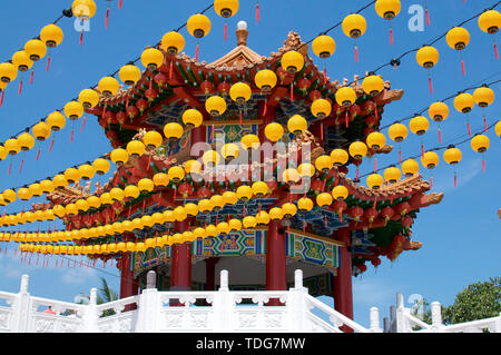 Kuala Lumpur, Malesia - 10 Maggio 2019 : basso angolo di visione della lanterna gialla decorazione e la bellissima Pagoda di Thean Hou tempio di Kuala Lum Foto Stock