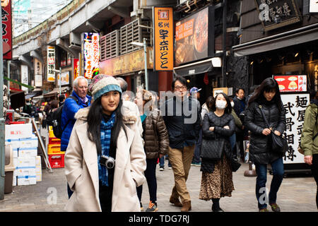 Tailandese donne persone con il popolo giapponese e i viaggiatori stranieri di viaggio a piedi e visitare negozi mangiare e bevande nel mercato Ameyoko a Ueno città a marzo Foto Stock