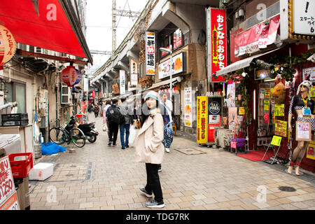 Tailandese donne persone con il popolo giapponese e i viaggiatori stranieri di viaggio a piedi e visitare negozi mangiare e bevande nel mercato Ameyoko a Ueno città a marzo Foto Stock