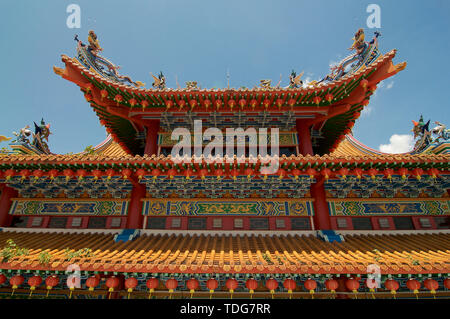 Basso angolo vista della splendida decorata del tetto della Thean Hou tempio di Kuala Lumpur in Malesia Foto Stock
