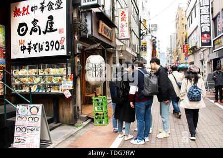 Il popolo giapponese e viaggiatore straniero viaggio a piedi e visitare negozi mangiare e bevande nel mercato Ameyoko a Ueno city il 30 marzo 2019 a Tokyo, Jap Foto Stock