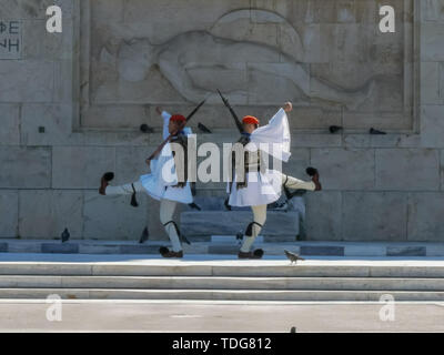 Atene, Grecia- SETTEMBRE, 4, 2016: guardie presidenziali in pieno uniforme del vestito croce davanti alla tomba del milite ignoto presso il Parlamento di Atene Foto Stock