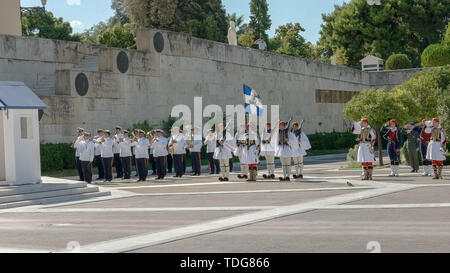 Atene, Grecia- SETTEMBRE, 4, 2016: ampia vista della domenica cerimonia del cambio della guardia presso la tomba del milite ignoto a Atene, Grecia Foto Stock