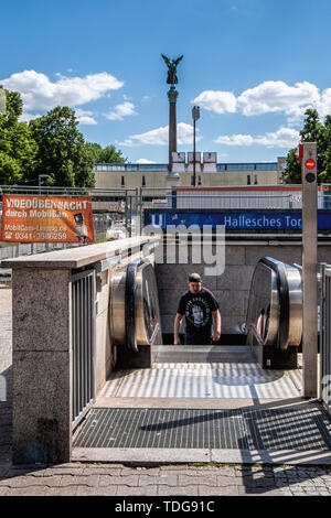 Berlino-kreuzberg.Hallesches Tor della U Bahn metropolitana stazione ferroviaria entrata su Mehringplatz. Xix secolo statua di Victoria, simbolo della vittoria e della pace Foto Stock