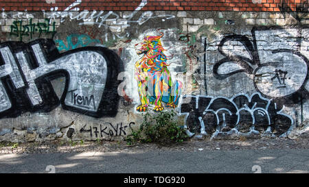 Graffiti-Cimitero coperto con il muro di mattoni a vista e arte di strada in Baruther strasse, Kreuzberg-Berlin Foto Stock