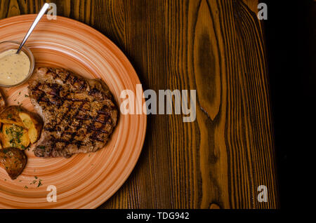 Bistecche alla griglia, patate al forno e insalata di verdure Foto Stock