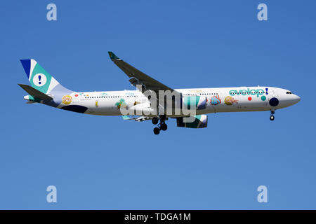 MADRID / Spagna - 2 Maggio 2016: Sviluppare le compagnie aeree speciale livrea Airbus A330-300 CE-MII piano passeggero atterraggio all' Aeroporto Barajas di Madrid Foto Stock