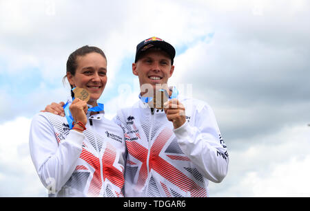 Gran Bretagna Mallory di Franklin e Joseph Clarke rappresentano con la loro Medaglia d'oro durante il giorno tre della canoa slalom della Coppa del Mondo a Lee Valley White Water Centre di Londra. Foto Stock