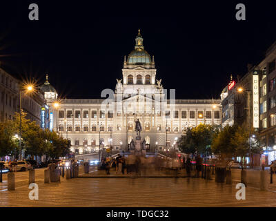 Praga, Repubblica Ceca - 9 Giugno 2019: il Museo Nazionale di San Wenceslas Square di notte. Una attrazione turistica nel centro storico della città di Praga. Foto Stock