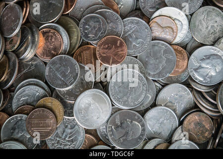 Close up shiny coin denaro sfondo texture con la pila di monete americane dappertutto - tra cui nickels, spiccioli, trimestri e spiccioli. Mostra la ricchezza Foto Stock