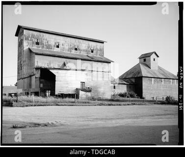 Facciata nord di ascensore e di mais adiacenti presepe, guardando verso sud-ovest. Fotografia di Jet Lowe, HAER, 1986. - Corazza dal magazzino, Williams Street, Seneca, La Salle County, IL; armature, John; Rulison, Nelson; Griswold, Guyc; Hogan, Martin J; Dunn, John R; Neilson, Howard; Byrne, Michael Foto Stock