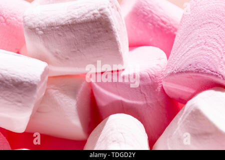 Una vista ravvicinata di colore rosa e bianco marshmallows tutti in una pila Foto Stock