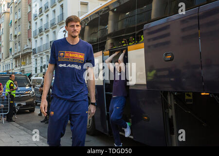 Madrid, Spagna. Il 15 giugno, 2019. Artem Pustovyi durante il Real Madrid vittoria sul FC Barcelona Lassa (87 - 67) nella Liga Endesa playoff finali di serie (game 1) celebrata a Madrid (Spagna) al centro Wizink. Il 16 giugno 2019. Credito: Juan Carlos García Mate/Pacific Press/Alamy Live News Foto Stock