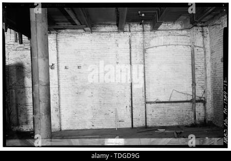 Parete Nord, angolo nordest (SEZIONE ANTERIORE DEL BACKBUILDING), primo piano. Nota MURATA ARCH - Samuele Neave House e negozio, 272-274 Sud seconda strada, Philadelphia, Contea di Philadelphia, PA Foto Stock