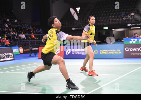 Praveen Giordania e Melati Daeva Oktavianti (Indonesia) visto in azione durante il 2019 Australian Badminton aprire doppi misti semifinali match contro Yuta Watanabe e Arisa Higashino (Giappone). Giordania e Oktavianti ha vinto la partita 21-13, 12-21, 21-17. Foto Stock