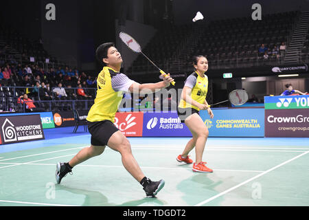 Praveen Giordania e Melati Daeva Oktavianti (Indonesia) visto in azione durante il 2019 Australian Badminton aprire doppi misti semifinali match contro Yuta Watanabe e Arisa Higashino (Giappone). Giordania e Oktavianti ha vinto la partita 21-13, 12-21, 21-17. Foto Stock