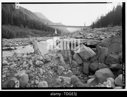 Elevazione nordest rivolta verso sud-ovest; nordest battuta del vecchio ponte IN PRIMO PIANO - Nisqually Glacier bridge spanning Nisqually River a Nisqually Road, Longmire, Pierce County, WA; West Coast Steel Works; grigio, John R; Malvarson, Carl M; Tomlinson, Owen A; Vint, Thomas C; Bureau di strade pubbliche; carena, Daniel R; Feldschau e Chaffee; Western Società di costruzioni; grigio, John R; Quin, Richard, storico; Lowe, Jet, fotografo Foto Stock