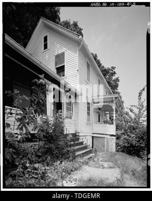 Nord-est dettaglio anteriore, mostrando portico laterale. Vista verso nord-ovest. - Operai le case, Michael Sullivan House, 383 South Locust Street, Dubuque, Dubuque County, IA Foto Stock