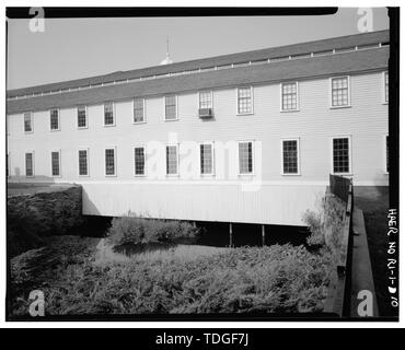 Sul lato nord-est, MILLRACE al di sotto del palazzo. - Slater Mill, Pawtucket, Contea di Providence, RI; Pratt e Spencer; Vecchio Mulino Slater associazione; N.P. Hicks e società; Slater, Samuele; Wilkinson, Oziel; Marrone, Mosè; Anthony, Daniel; Almy, William; Washburn, Abisha; Andrews; Jenckes, David; Kingsley, Benjamin; Mason, James; Martin, David; Taylor, Andrew; Blackinton, Oliver; Pastore, Benjamin; Evelith, William; Evelith, Inigo; Sterry, Cipriano; Jenkins, William; Jenkins, Anna Almy; Marrone, Abdia; Gedeone C. Smith e società; Tobey, Samuel Boyd; Jenkins, Mosè; Jenkins, Anna; Jerauld, Henry; Jerauld Foto Stock