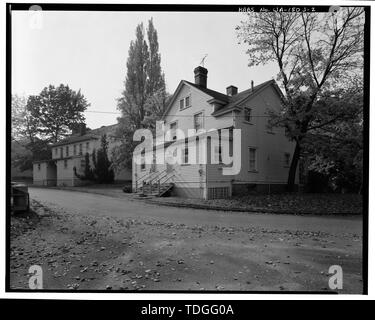 A nord-ovest e nord-est (posteriore) i lati, presi da nord. Edificio n. 907 SULLA SINISTRA - Fort Lawton, doppia Non-Commissioned ufficiali Quarti, Discovery Park, Seattle, King County, WA; U.S. Dipartimento dell'esercito Foto Stock