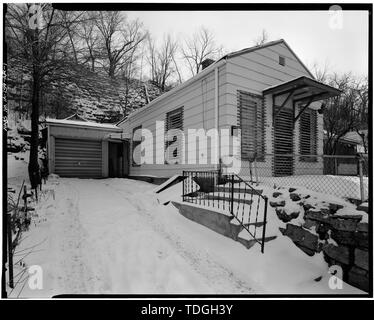 NORTHWEST anteriore e sul lato nord-est. Vista verso sud. - Operai le case, Eliza Doyle House, 376 Avenue meridionale, Dubuque, Dubuque County, IA Foto Stock