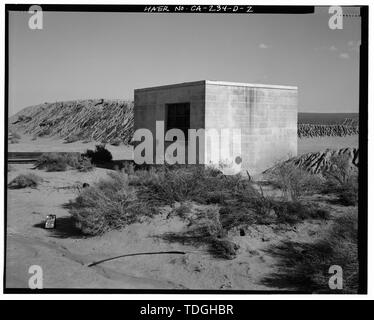 Posteriore di nord-ovest e sud-ovest. Guardando ad est - Edwards Air Force Base in base a sud di Sled via, pompa acqua Stazione, Area o presso east end, a nord-ovest di stoccaggio del combustibile, Lancaster, nella contea di Los Angeles, CA Foto Stock