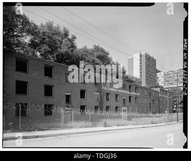 Lato nord, dalla facciata nord-est a sud-ovest. - Case Techwood, Edificio n. 7, 433 Techwood Drive e 120-126 Hunnicutt Street, Atlanta, Fulton County, GA Foto Stock