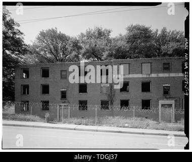 Lato nord, dalla facciata nord-est a sud-ovest. - Case Techwood, Edificio n. 7, 433 Techwood Drive e 120-126 Hunnicutt Street, Atlanta, Fulton County, GA Foto Stock