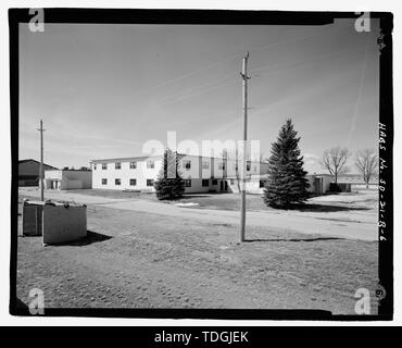 L'angolo nord-est, vista da sud-ovest. - Ellsworth Air Force Base, Disponibilità Edificio, 810 Kenny Road, Blackhawk, Meade County, SD; Wilson e società; U.S. Esercito di ingegneri; Jackson, Christiana, trasmettitore; Barbalace, Donald S, fotografo; Anderson, Kenneth L, storico Foto Stock