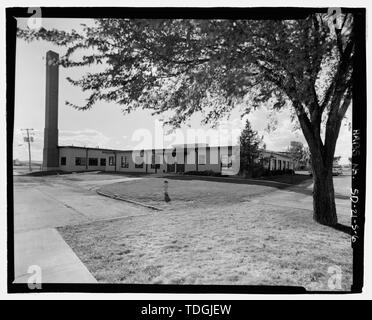 L'angolo nord-est; vista verso sud-ovest. - Ellsworth Air Force Base, pasticcio e amministrazione edificio, 2279 Risner Drive, Blackhawk, Meade County, SD; U.S, Air Force; Kumar, Rebecca, trasmettitore; Groethe, Bill, fotografo; "Crosby, Wayne, storico; Geiger, Lee, storico Foto Stock