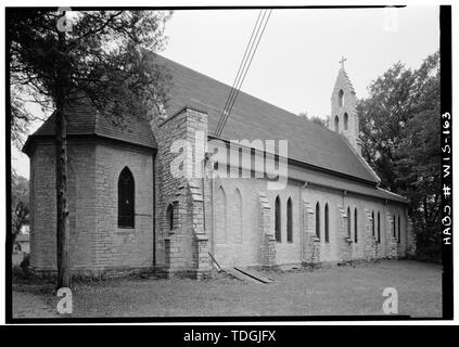 A nord-est di elevazione e coro (sud-est) fine agosto 1960. Foto di Robinson. - La Cappella di Santa Maria Vergine, Superiore Nashotah Lago, Nashotah, Waukesha County, WI; Upjohn, Richard Foto Stock