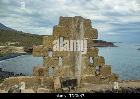 Vista tipica della vecchia abbandonata piantagione di banane nel sud di Tenerife. Dove Canarians crescere il famoso di banane delle Canarie. Vestigia di agricoltura che w Foto Stock