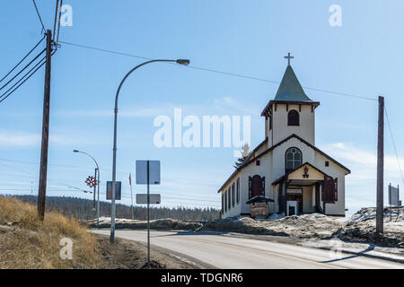 KIMBERLEY, CANADA - 22 MARZO 2019: Una vecchia chiesa in una piccola città in una giornata di sole con cielo blu. Foto Stock