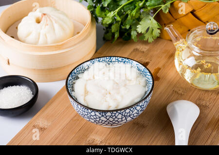 Tofu brain un famoso e tradizionale snack, noto anche come tofu fiore, fiore di fagiolo misto, secondo i gusti locali, vi è una distinzione tra dolce e salato. Foto Stock