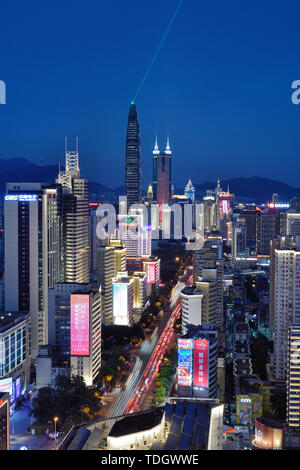 Paesaggio urbano vista notturna di Shenzhen Luohu Shennan Avenue Foto Stock