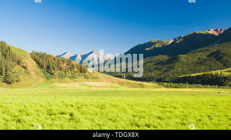 Il paesaggio naturale di montagna Zhuoer Nel Qinghai Foto Stock