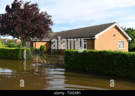 Una casa circondata da acqua di inondazione su Matt Pit Lane in Wainfleet Tutti i Santi, in Lincolnshire dopo la città ha avuto a che fare con più di due mesi di pioggia in soli due giorni. Foto Stock