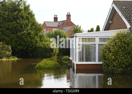 Una casa circondata da acqua di inondazione su Matt Pit Lane in Wainfleet Tutti i Santi, in Lincolnshire dopo la città ha avuto a che fare con più di due mesi di pioggia in soli due giorni. Foto Stock