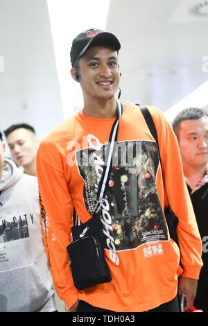 NBA star Kyle Kuzma di Los Angeles Lakers arriva a Shanghai Hongqiao International Airport dopo lo sbarco in Cina a Shanghai, 12 giugno 2019. Foto Stock